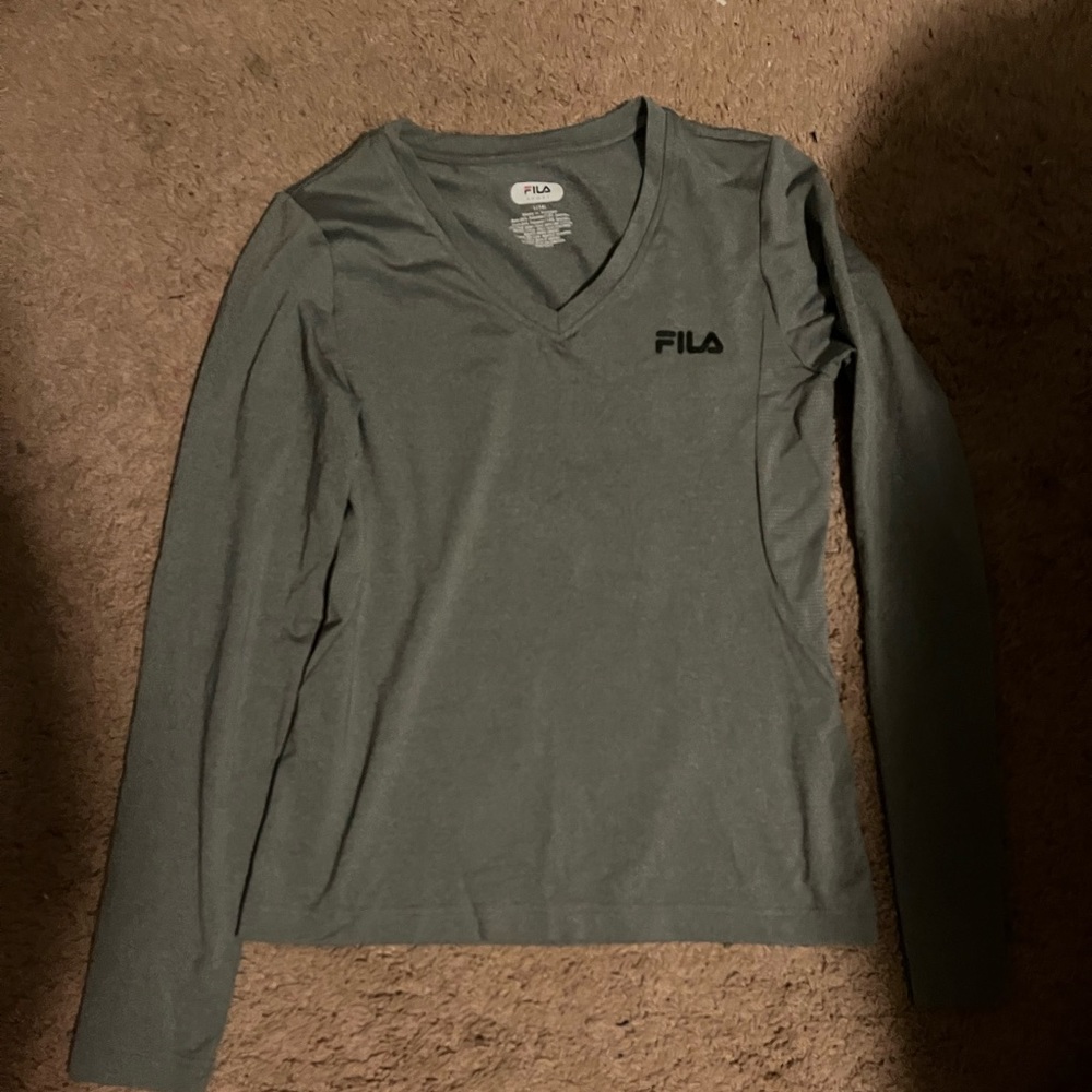 gray long sleev fila shirt